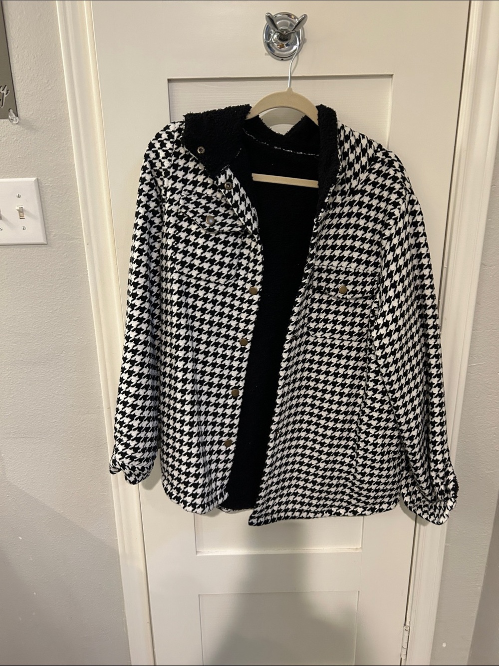 Women’s Black & White Houndstooth Teddy-Lined Shacket